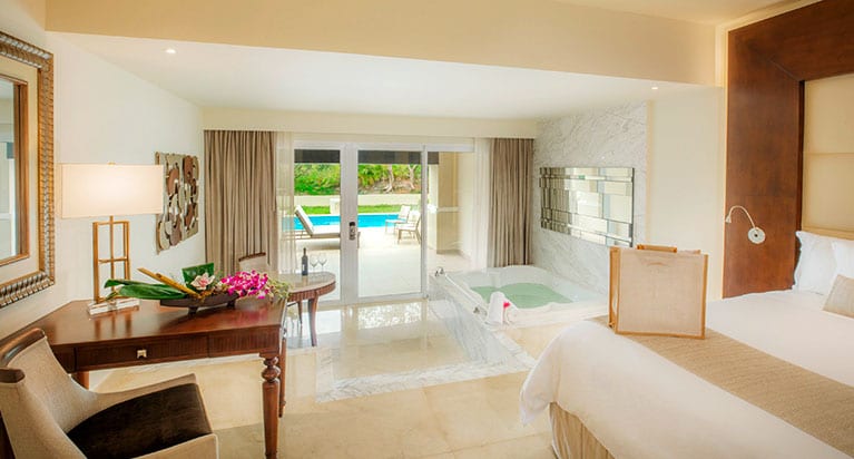 THE GRAND AT MOON PALACE - SWIM UP SUITE BEDROOM